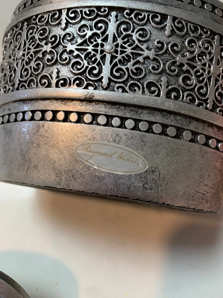 CAJA TARRO RESINA GRIS PLATA TALLADA RAYMOND WAITES Foto 4 de 4