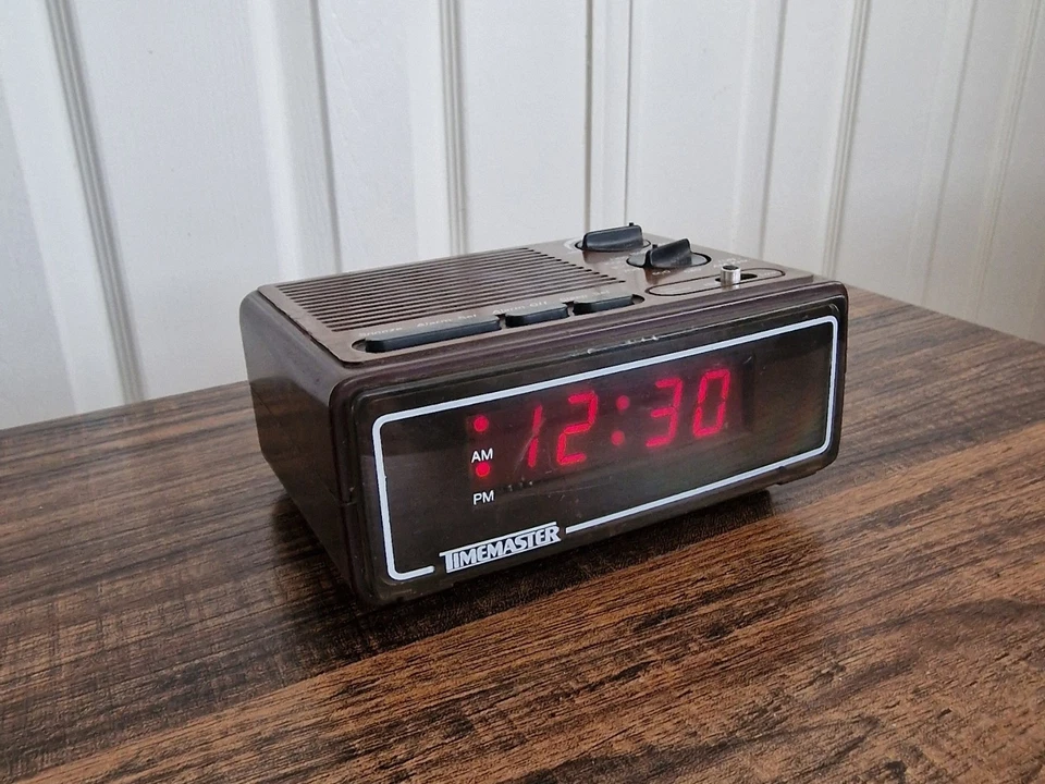 Timemaster Radio Alarm Clock / Vintage / Alarm / Space Age / Retro / Wood / 70s - Image 4 of 4