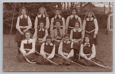 RPPC Damen Schule Hockey Team Gruppenfoto mit Ball Sport Edwardian um 1910