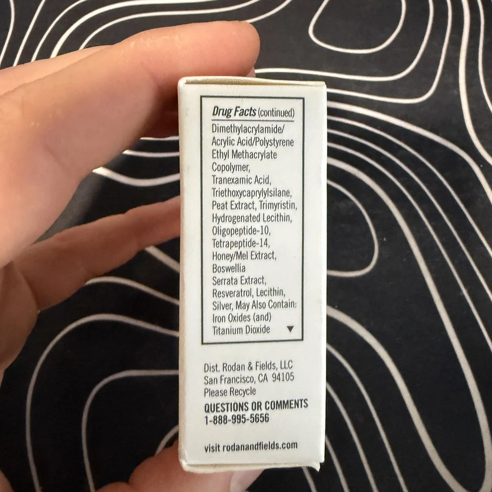 Rodan + Fields Enhancements Mineral Peptides SPF20 Light 4g 0.14oz Face Powder - Image 2 of 4