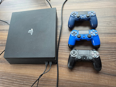 Sony PlayStation 4 Pro 1 TB + 3 DualShock Controllern Disc PS4 + 2 Spiele 