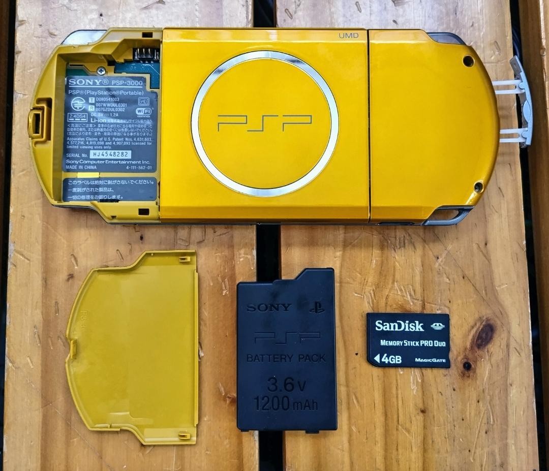 PSP-3000PW 動作確認済み　4GBメモリーカード付き PSP-3000PW 動作確認済み 4GBメモリーカード付き PSP-3000PW