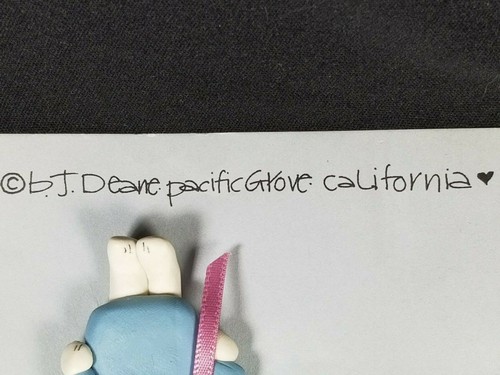 De colección 1992 fechado/firmado B.J. Pin/colgante Deane, vestido blanco gato/azul, nunca usado - Imagen 8 de 8