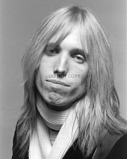 TOM PETTY LEGENDARY MUSICIAN SINGER SONGWRITER - 8X10 PUBLICITY PHOTO (RT592)