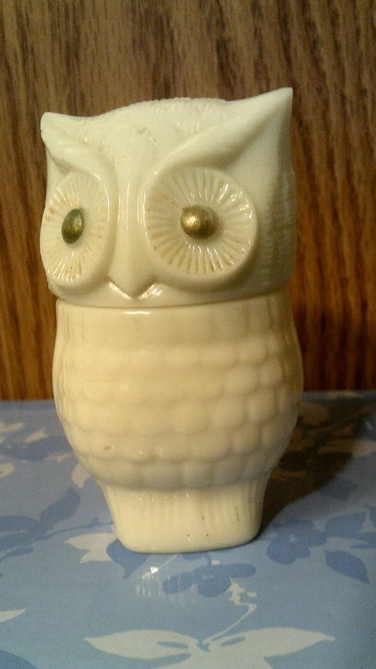 VTG 1972 AVON PRECIOUS OWL MILK GLASS DECANTER  EMPTY NO BOX FREE SHIPPING