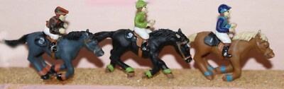 3 Jockeys Racehorse F182 UNPAINTED OO Scale Langley Models Kit People Figures