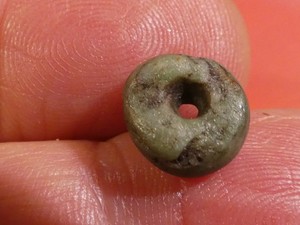 ANCIENT PRECOLUMBIAN MESOAMERICAN GREEN BLK JADE DISC SHAPE BEAD 10.8-6.2 MM