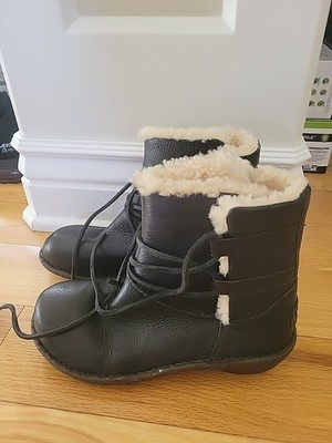 UGG AUSTRALIA CASPIA Black Natural Leather Sheep Skin Women Size 7 Ankle Bootie.