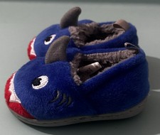 KID S WONDER NATION SHARK SLIPPERS FUR LINED SIZE 2