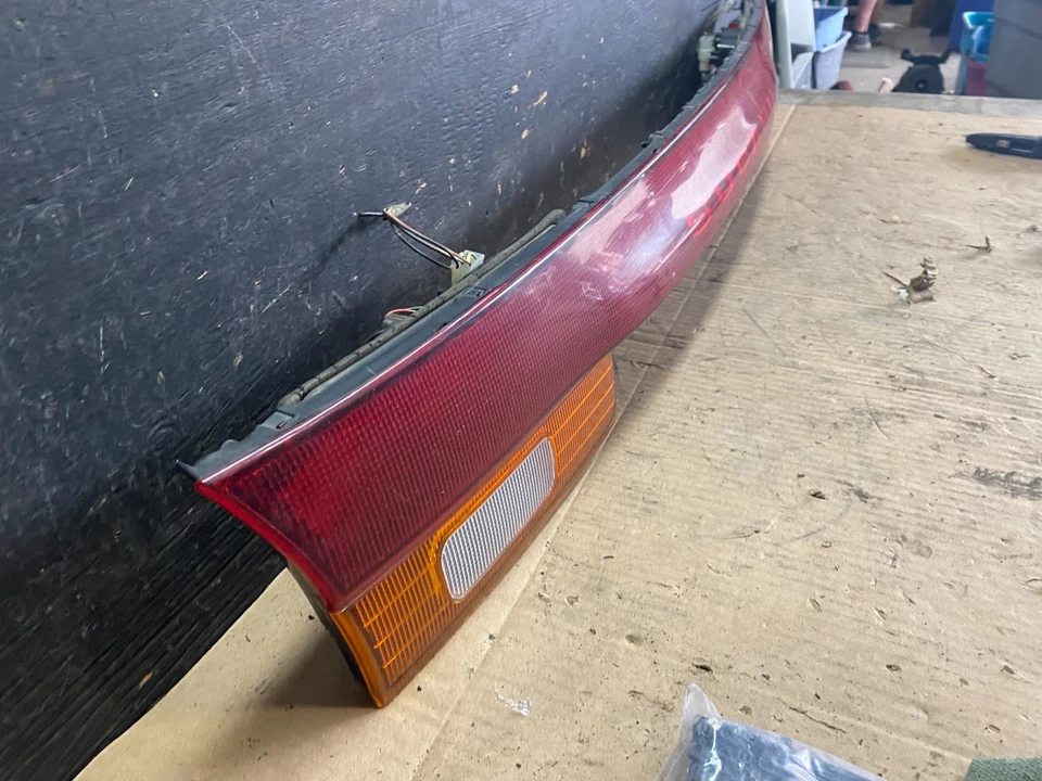 Panel de luz trasera central montado en el maletero Subaru Legacy Wagon 1995 a 1996 R7908 DG Foto 3 de 4