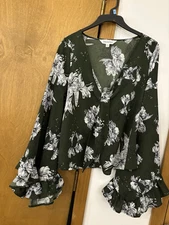 Davi & Dani Women V Neck Wide Bell Sleeve Blouse Green White Floral  Size Small