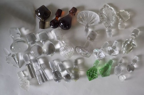 Riesiges Konvolut 26 Stöpsel Stopfen f. Karaffen Flacons Kristall Glas Pressglas