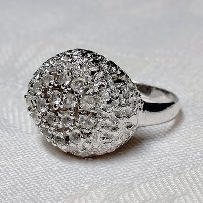 Extrem ausgefallener Ring 9 kt Weißgold mit klaren Edelsteinen besetzt.