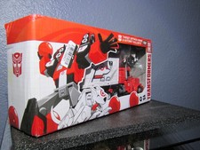 TRANSFORMERS Hasbro Takara Target Optimus Prime Autobot Bullseye NEW DMG BOX