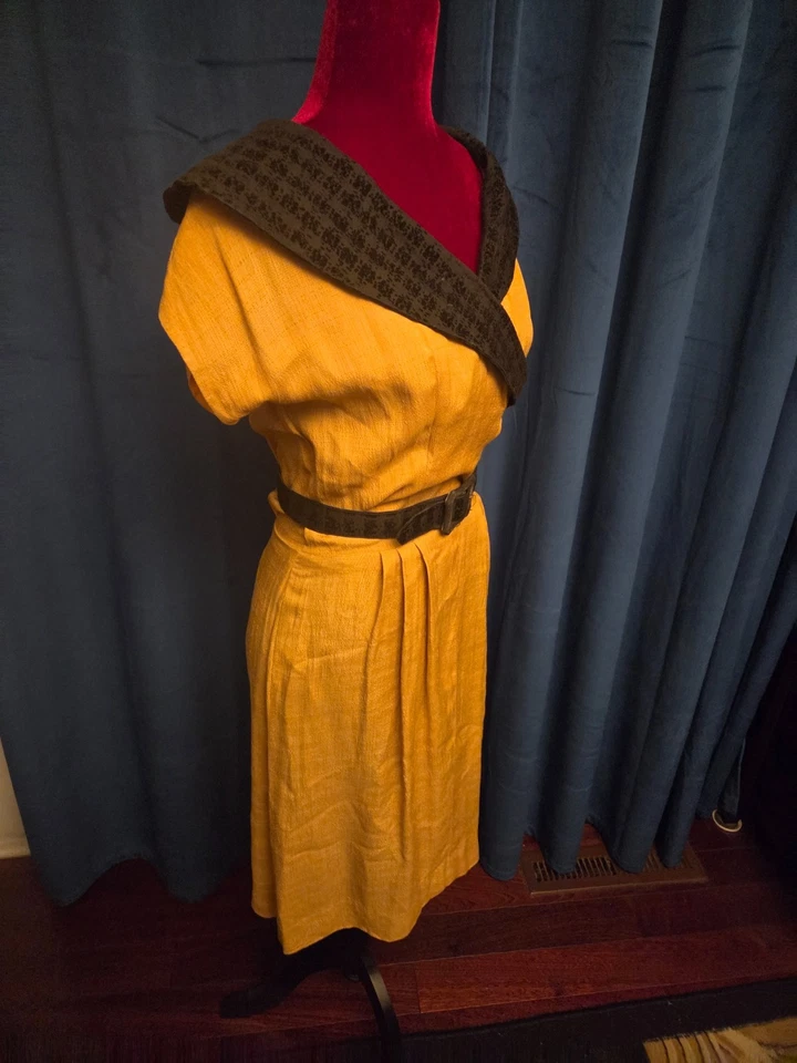 Lucille Ball 拥有和磨损 50 年代黄金丝绸和天鹅绒来自造型师 Sydney Guilaroff — 第 3/4 张图片