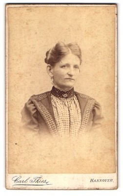 Fotografie Carl Thies, Hannover, Höltystrasse 13, Portrait junge Dame im modisc 