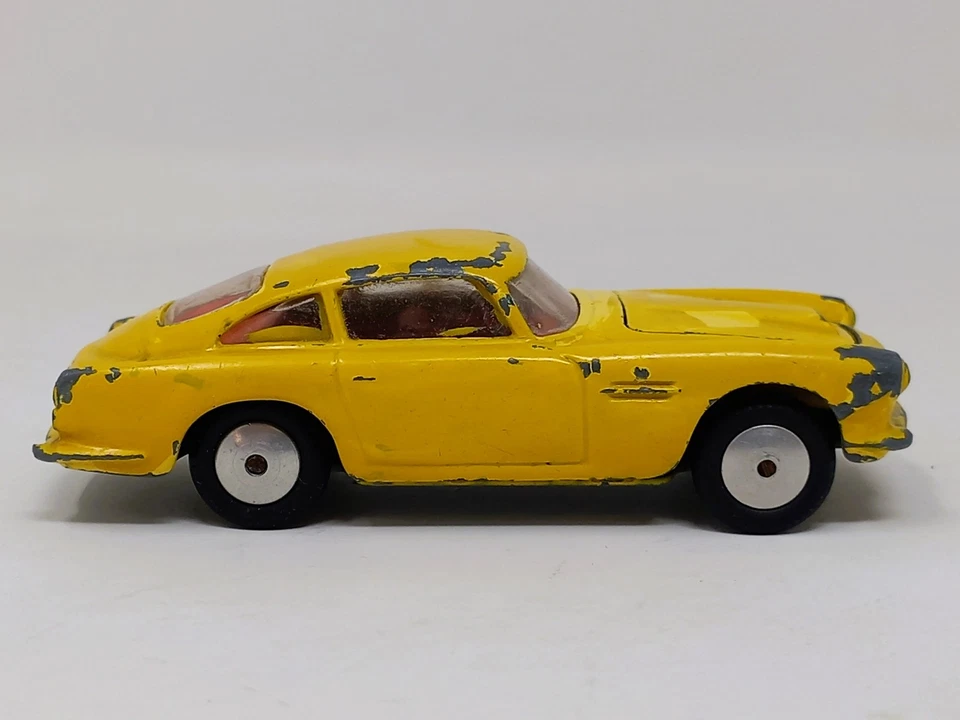 CORGI TOYS Ref. 218 / ASTON MARTIN DB4 (1960) SCALA 1:43 (MODELLINO DA RESTAURO) - Immagine 4 di 4