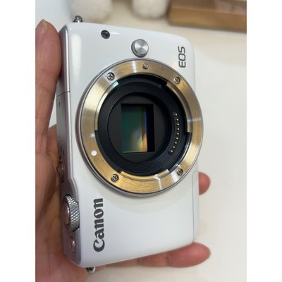 Canon EOS M10 Mirrorless Digital Camera 18.0MP with EF-M 15-45mm