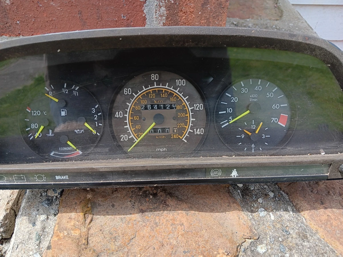ベンツ126-用USバーションメーターセツト AutoMeter Designer Black Gauge Set 2128-06 | AutoZone