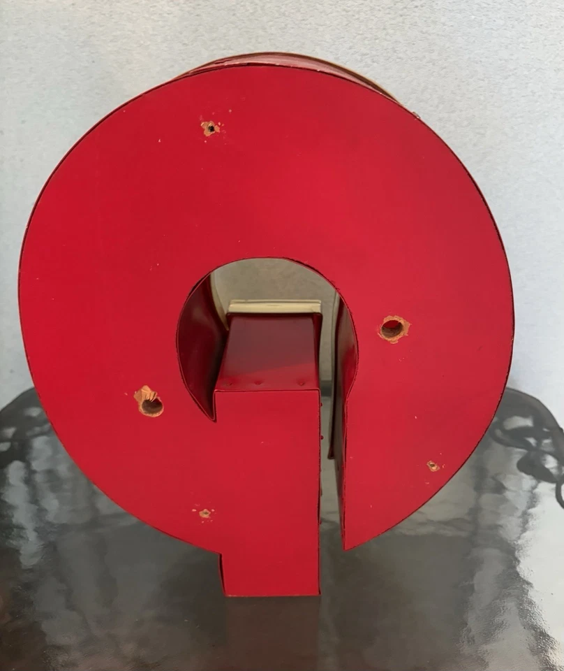 Recuperado Vintage Canal Letra Q Rojo Acrílico Con Borde Dorado Retro Decoración Urbana Foto 4 de 4