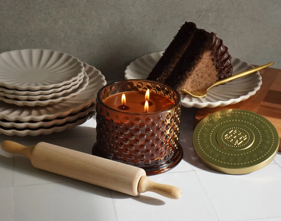 HomeWorx Slatkin + Co Vela Pastel de Chocolate Alemán Hobnail 14oz, 3 Mechas H436413 Foto 3 de 4