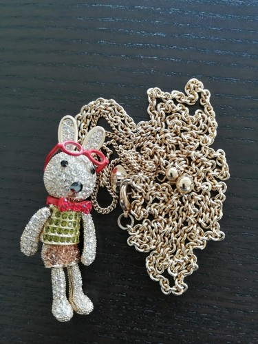 Adorable Colgante de Conejo Enchapado en Oro 22K, Conjunto con Cristales, en Cadena Larga. - Imagen 9 de 11