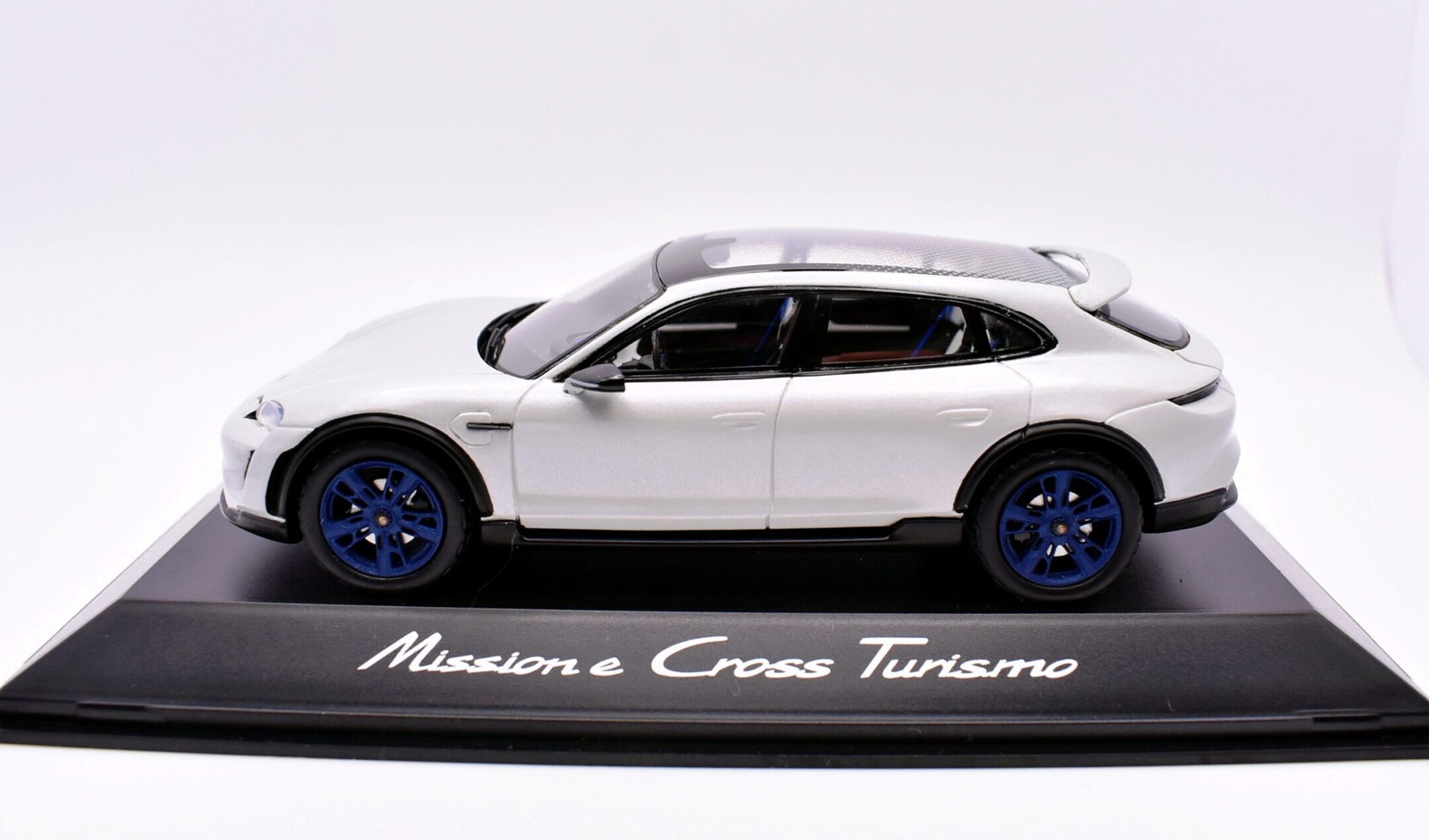 Modellino auto scala 1:43 Porsche mission cross turismo minichamps modellismo