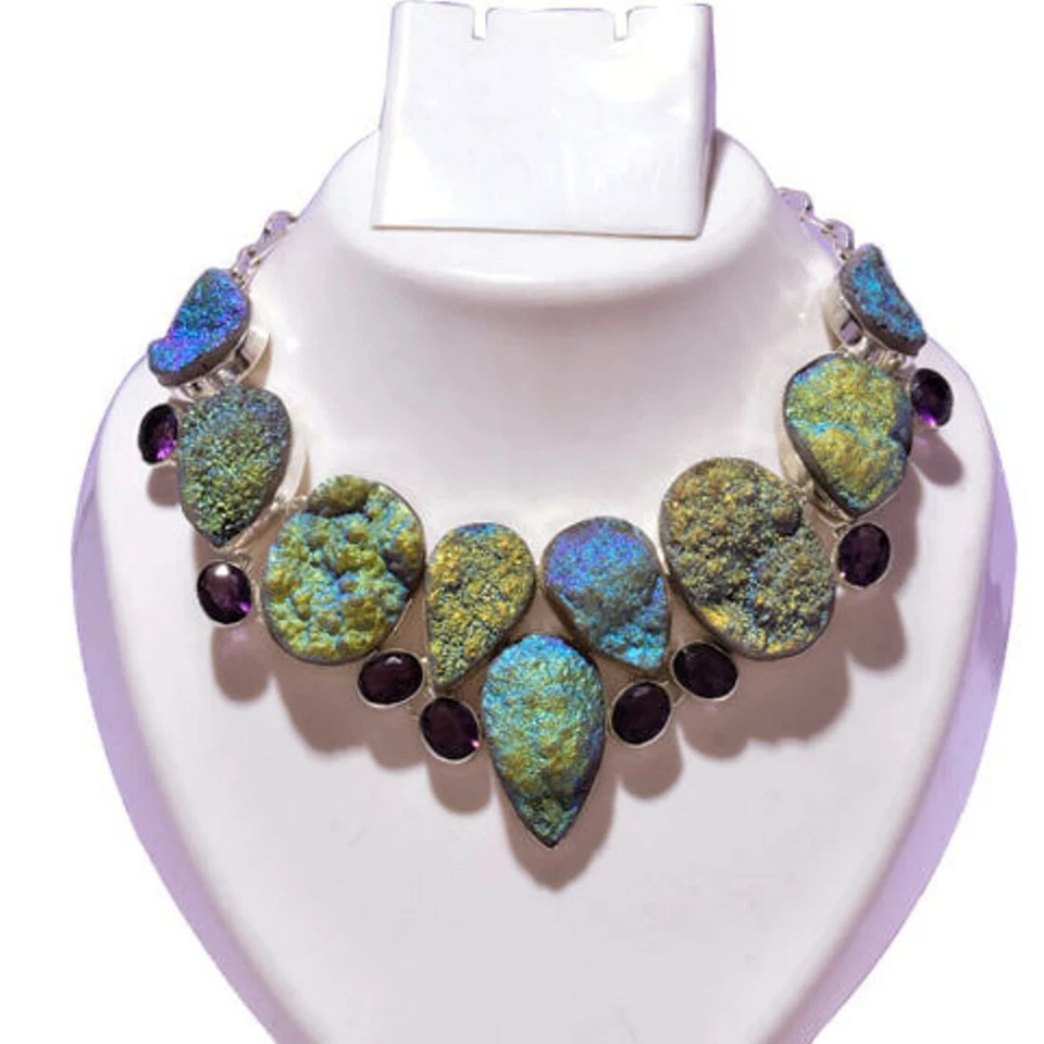 Collar distintivo hecho a mano con superposición de plata de piedras preciosas de amatista druzy de titanio Foto 4 de 4