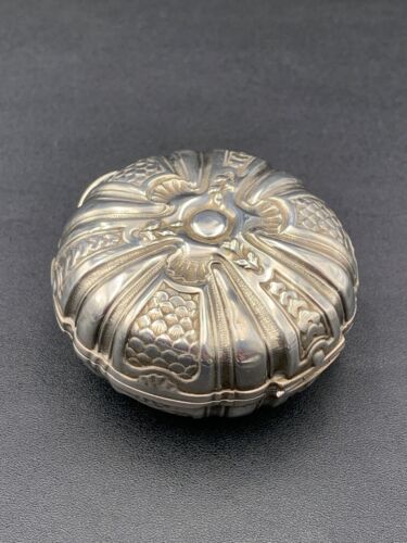Antique 19th Century Printed Decor Circular Silver Box - Picture 3 of 13