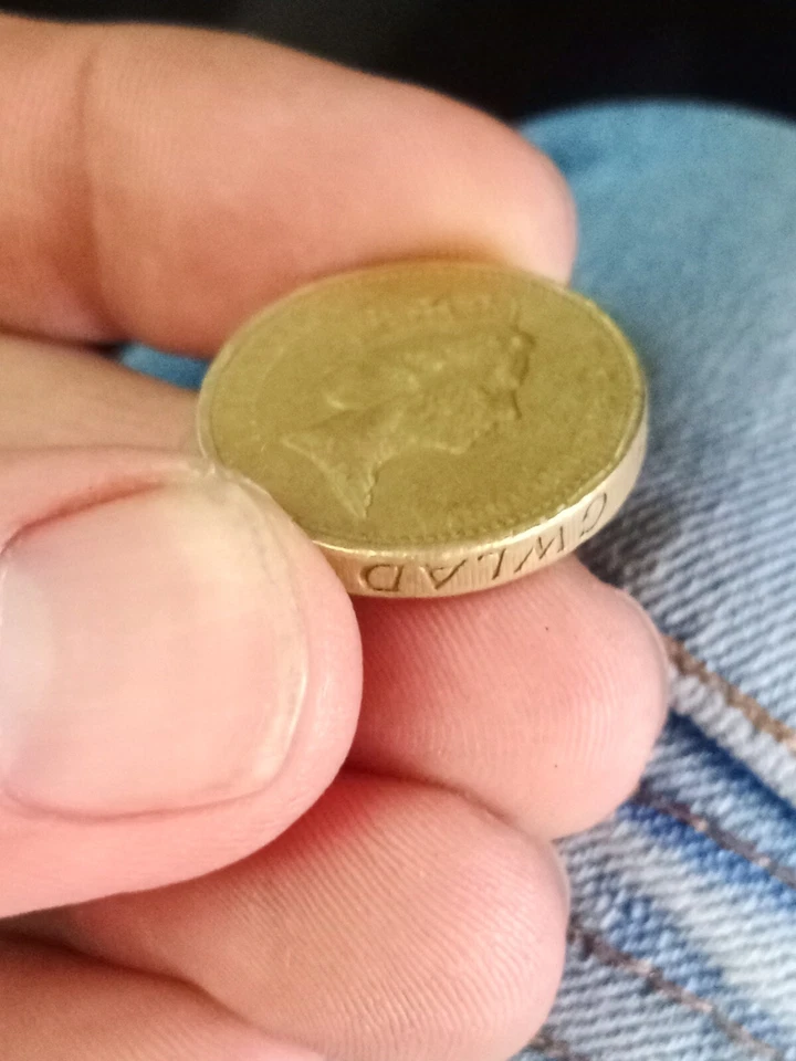 1985 1 pound coin rare with upside down error lettering - Image 2 of 4