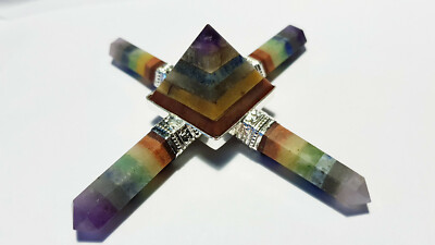 Vierarmiger 7 Chakra Energie Generator m. 7 Chakra Armen und Pyramide