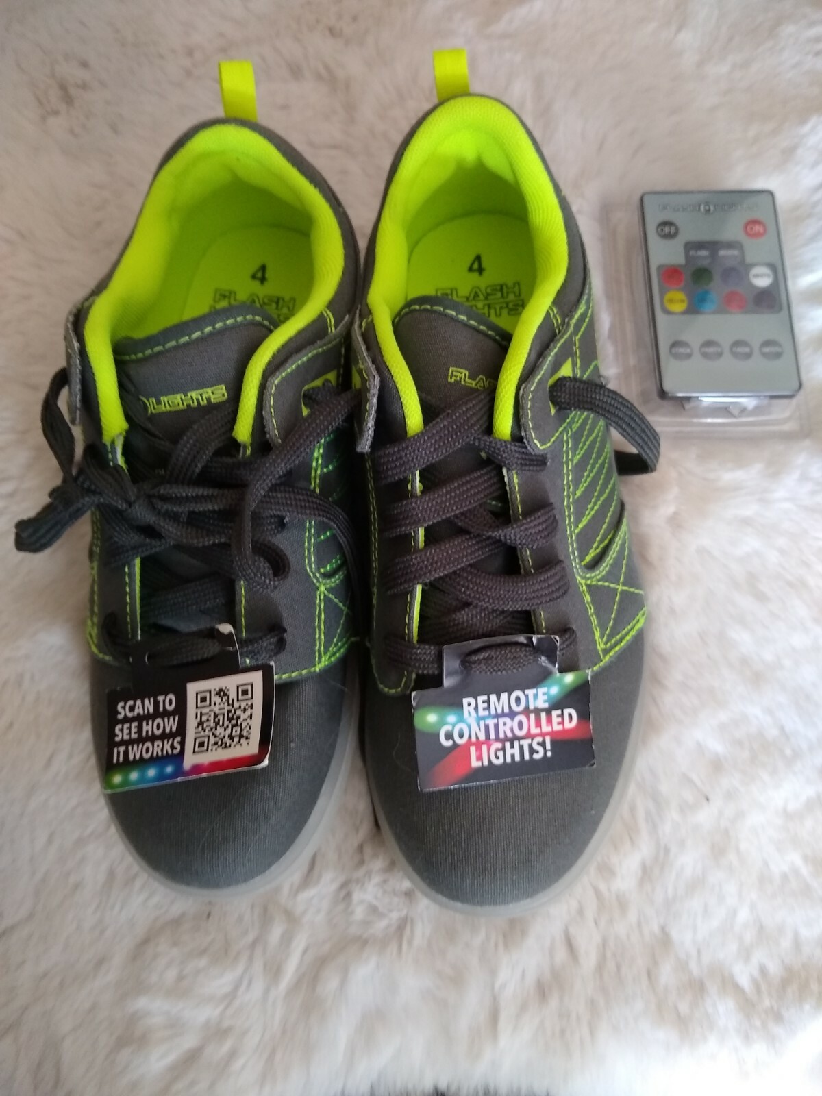 FlashLights Boys Color-Changing Sneakers with Remote Size 4 NEW-image