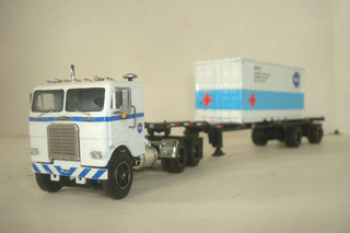 Camión semi NASA Freightliner Coe con cama DCP y remolque contenedor de emergencia de 20'