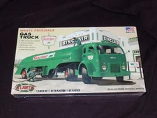 White Fruehauf Gas Truck ATLANTIS 1/48 Scale Model Kit w/ Figures H1402 Sinclair