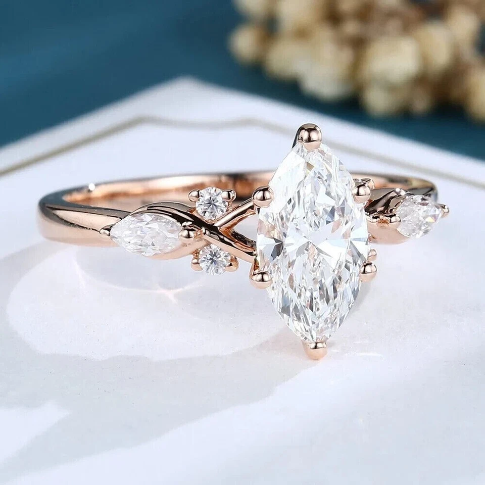 Anillo de compromiso de diamantes de corte marquesa de 2 quilates creado en laboratorio de oro rosa de 14 quilates Foto 4 de 4