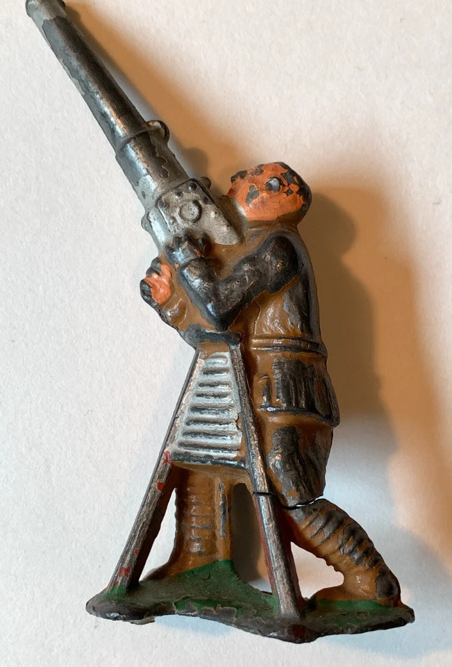 Жестяной шлем зенитчика пулеметчика Barclay Lead Soldiers 774 702 - Изображение 3 из 4