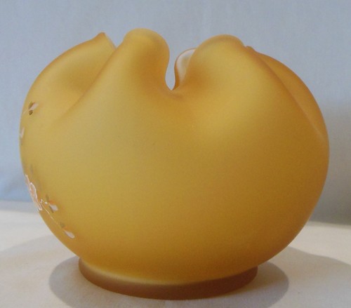 Fenton Caramelo Satinado Estuche Rosa Cuenco 31/2 Pulgadas Alto HP Flores Firmado - Imagen 3 de 11