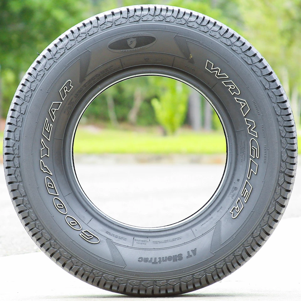 Tire Goodyear Wrangler AT SilentTrac 245/70R16 111T XL A/T All Terrain Foto 4 de 4