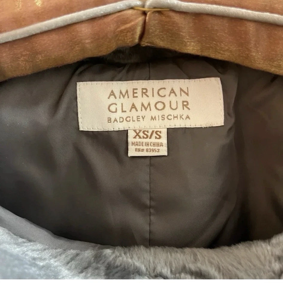 Poncho American Glamour BADGLEY MISCHKA piel sintética para mujer gris forrado S/XS Foto 2 de 4