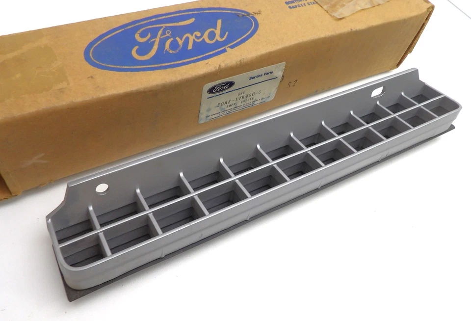 Ford LTD Crown Victoria 1980 sedán Country Squire nuevo de lote trasero rejilla Foto 2 de 4