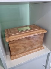 Wood Veneer Cremation Ashes Urn, Complete With Plaque 4L Capacity Adult Size