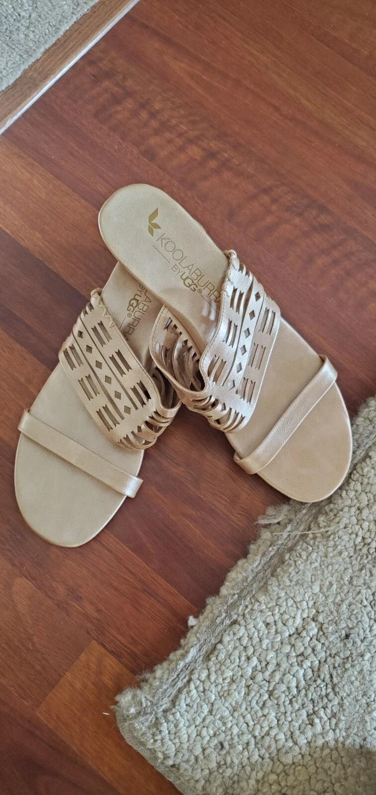 Sandali dorati UGG Koolaburra zeppa sughero. Taglia 10