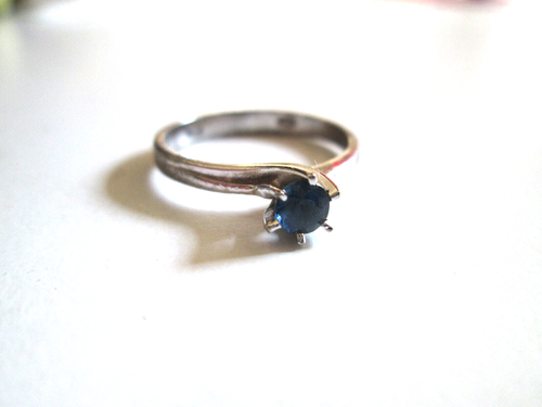 Goldring mit blauem Stein. 8 Karat, Weißgold, Größe 54 (Ø 17,2mm)