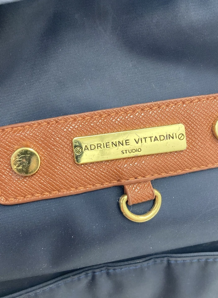 Mochila Cartera Adrienne Vittadini Studio Azul Marino Nylon Tono Dorado Herrajes Foto 4 de 4