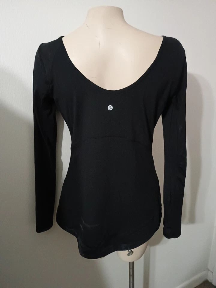 Top deportivo negro manga larga espalda abierta Zella, talla pequeña, elástico, agujeros para el pulgar Foto 2 de 4