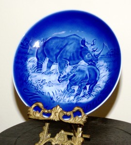 Horned-Black-Rhino-amp-Calf-2006-Mother-039-s-Day-6-034-Plate-Bing-amp-Grondahl-Copenhagen