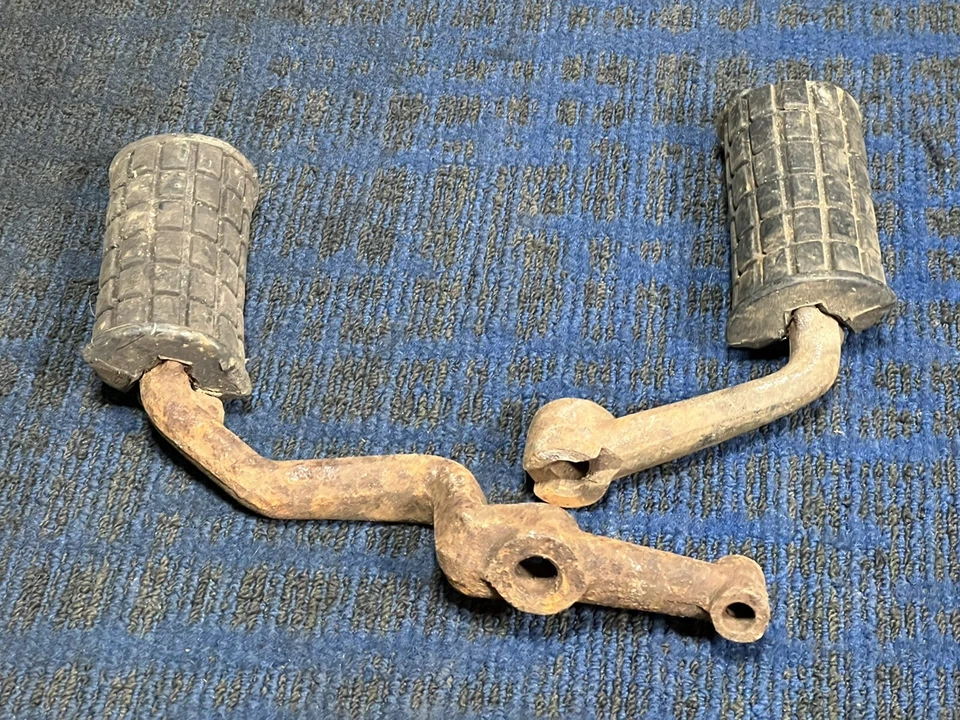 Hervidor de agua Suzuki GT750 Water Buffalo estriberas izquierda y derecha conductor delantero Foto 3 de 4