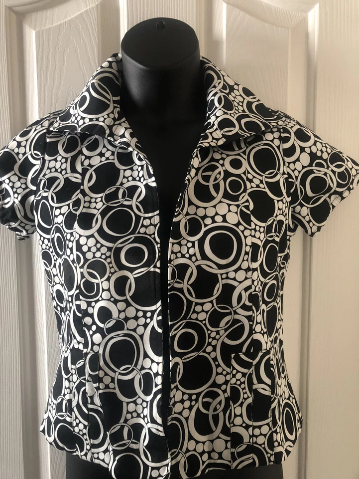 Chaqueta Blazer WD NY 8 Negra Marfil Geométrica Recortada Forrada Frente Abierto Manga Corta Foto 3 de 4