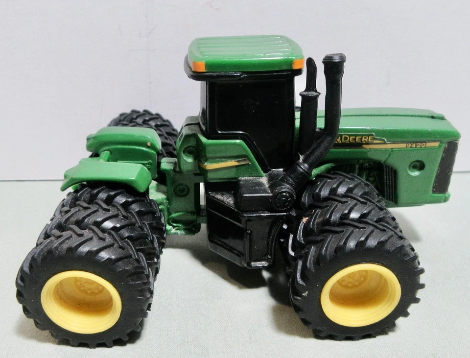 Tractor John Deere 9420 4x4 con neumáticos triples escala 1/64 Foto 3 de 4