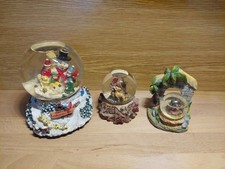 Collezione palle con acqua e neve, bocce natalizie e carillon